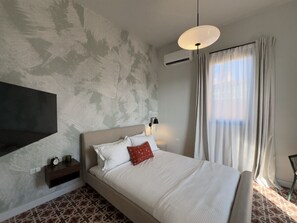 Queen bed and access to private balcony - bedroom 1