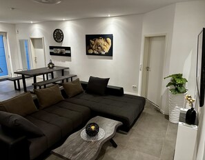 Ecksofa im Wohnzimmer und Sitzgruppe (Tisch und Bänke)