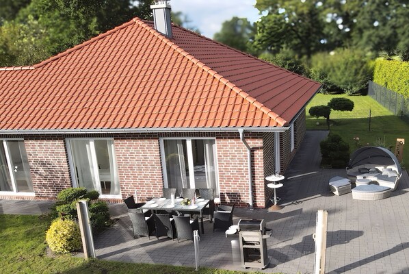Sonnenterrasse mit Sitz und Entspannungsmöglichkeiten. Gasgrill vorhanden