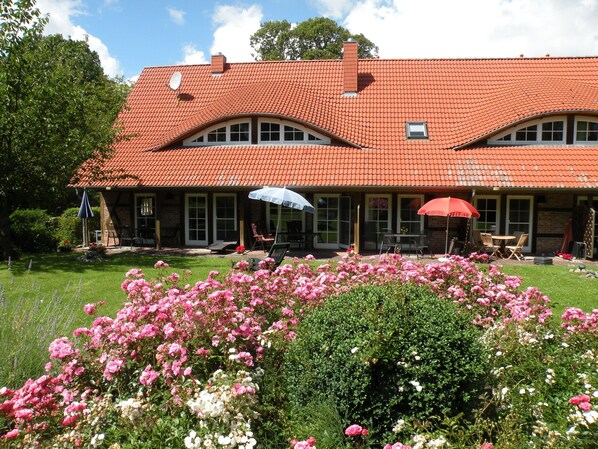 Das "Alte Gutshaus Losentitz / Rügen" aus Sicht des Gutsgartens