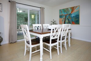 dining area - large dining table seats 6