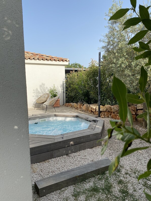 Outdoor spa tub