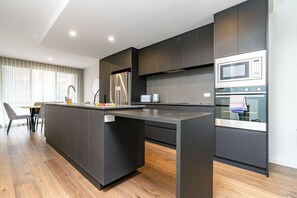 Prepare delicious meals in our large kitchen, equipped with modern appliances including a Nespresso coffee machine. Whether you're a gourmet chef or just enjoy cooking, you'll find everything you need to create wonderful dishes.
