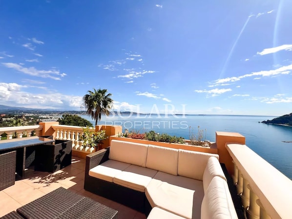 Terrasse avec salon et table
