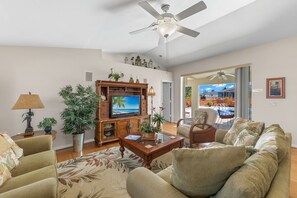 Living room with flat screen tv!