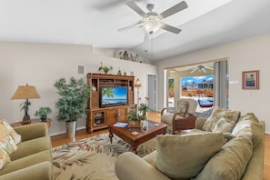 Living room with flat screen tv!