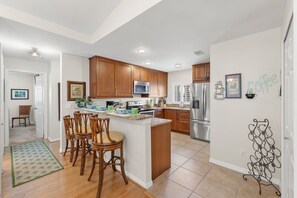 Kitchen w/ breakfast bar