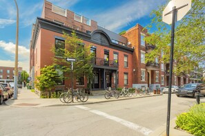 -L'appartement se trouve au niveau de la rue.
-The apartment is on street level.