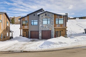 Exterior | Garage (1 Vehicle) | Driveway (2 Vehicles)