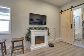 Living Area | Smart TV | Fireplace | Board Games