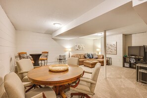 Rec Room | Basement | Smart TV | Poker Table