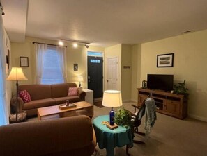 Living room, view 2
