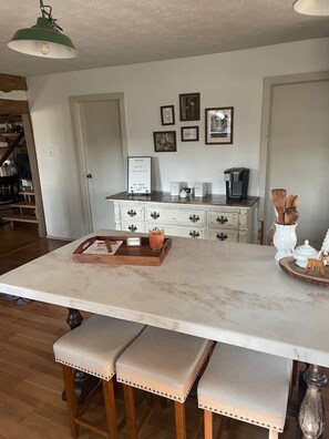Eat-in kitchen