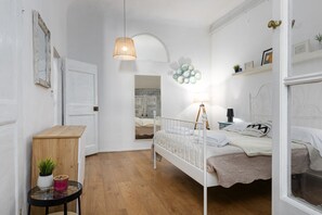 “La casa delle ore liete con terrazza”– Eleganza e comfort nel centro di Firenze La Casa delle ore liete è un appartamento che unisce eleganza, funzionalità e un’atmosfera accogliente, perfetto per coppie, famiglie o piccoli gruppi di amici. La spaziosa c