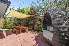 Relax on the daybed ! Enjoy al fresco dining