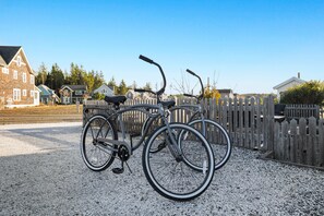 2 bicycles are included with your stay to explore Seabrook. 