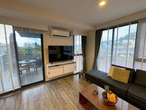 The Deck 2br, walk to beach, rooftop pool & gym (11661)
