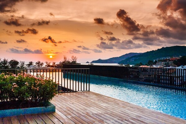 The Deck 2br, walk to beach, rooftop pool & gym (11655)