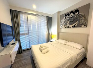 The Deck 2br, walk to beach, rooftop pool & gym (11669)