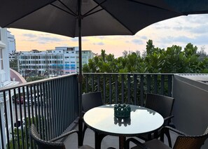 The Deck 2br, walk to beach, rooftop pool & gym (11664)