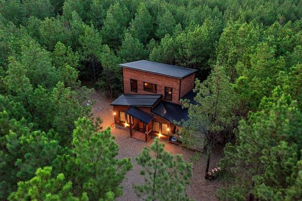 Welcome to Luck of the Draw, a 2 bedroom getaway in the beautiful Broken Bow, Oklahoma.