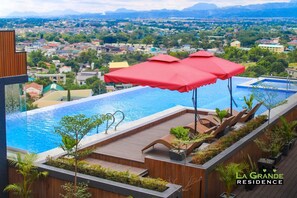 Piscina no piso superior