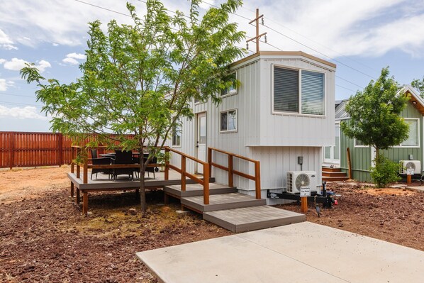 This charming tiny home features a cozy deck with stunning mountain views, a convenient parking space, and perfect conditions for stargazing. It’s a peaceful retreat surrounded by scenic natural beauty, ideal for relaxing or dining outdoors.