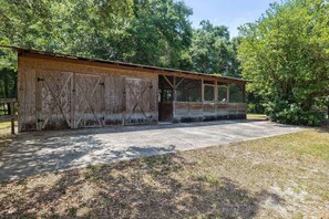 4 Horse stables with Electricity