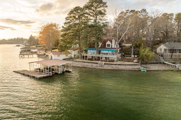 Lookout Point | Charming Four Bedroom House on Lake Hamilton