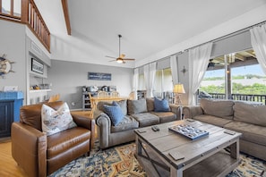 Spacious coffee and dining tables, perfect for playing games!