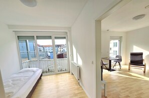 gemütliches Schlafzimmer mit direktem Zugang zum Badezimmer