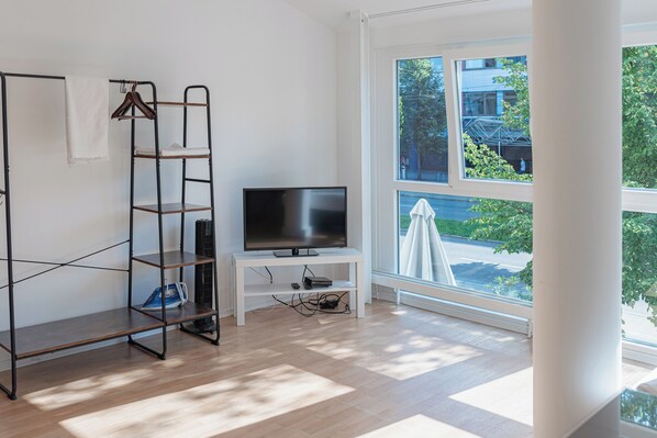 offener Kleiderschrank, TV und TV Regal