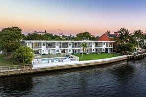 The building is situated on the main intracoastal waterway