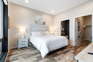 Master Bedroom- Queen Bed with en-suite Bathroom