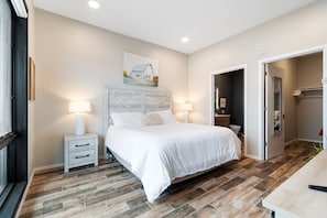 Master Bedroom- Queen Bed with en-suite Bathroom