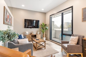 Cozy Living Room with Smart TV to stream your shows!