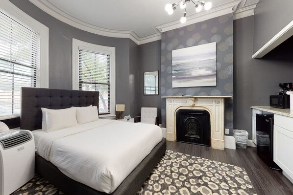 The room is furnished with full size bed. Accessible to public transportation, the place is a walk to Orange Line at Back Bay and Green Line at Arlington.