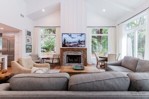 10 Pender - Tranquil Lounging