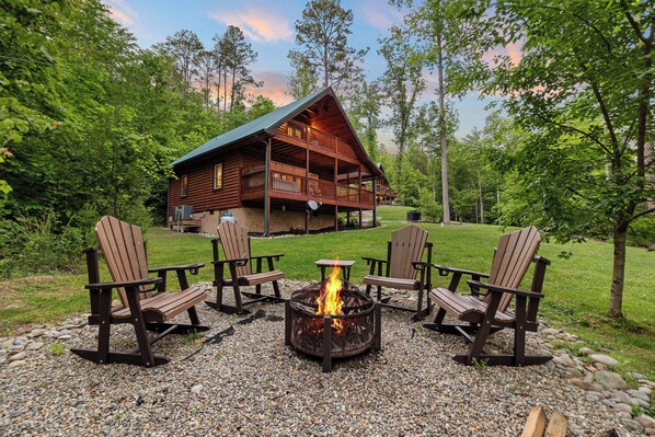 Welcome to Dave's Hideaway!  Outdoor natural wood fire pit!