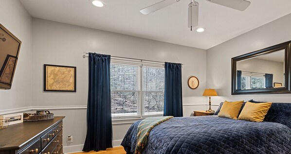 Queen bedroom with SmartTV and lots of light!