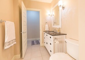 Transform your space into a serene retreat! ✨🛁 Whether you’re enjoying a relaxing soak or getting ready for the day
