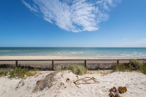 With direct access to the sandy shoreline of Bonbeach, this home is all about relaxed bayside living.