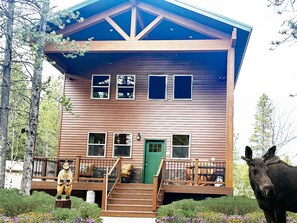 Red Moose Lodge Exterior View - visit from one of our wild neighbors. 30-minutes to Yellowstone National Park, newly built, clean, and generously stocked.