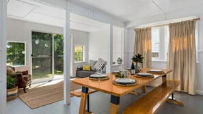 Latitude south coast - Dining living room of huskisson accommodation