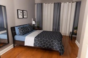 Bedroom/Queen-Sized Bed