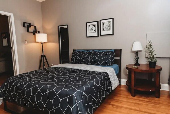 Bedroom/Queen-Sized Bed