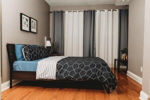Bedroom/Queen/Sized Bed