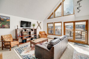 Living Room | 1st Floor | Smart TV | Central Heating | Ceiling Fans | Free WiFi