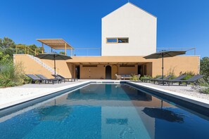 The pool has heating and is treated by hydrolysis, without chemicals