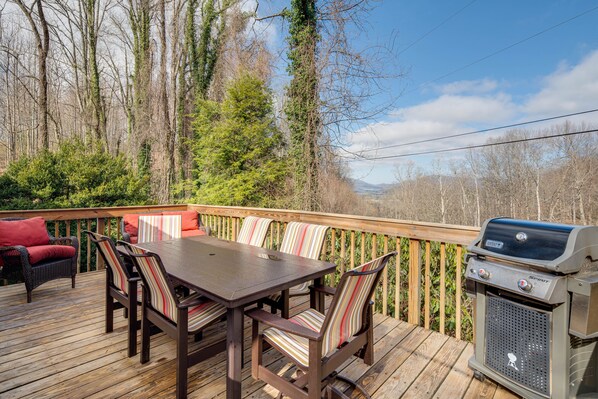 Hendersonville Vacation Rental | 3BR | 2BA | 2 Steps to Enter | 1,100 Sq Ft